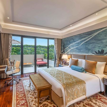 The Leela Ambience Convention Hotel Delhi New Delhi Exterior foto A bedroom at the hotel