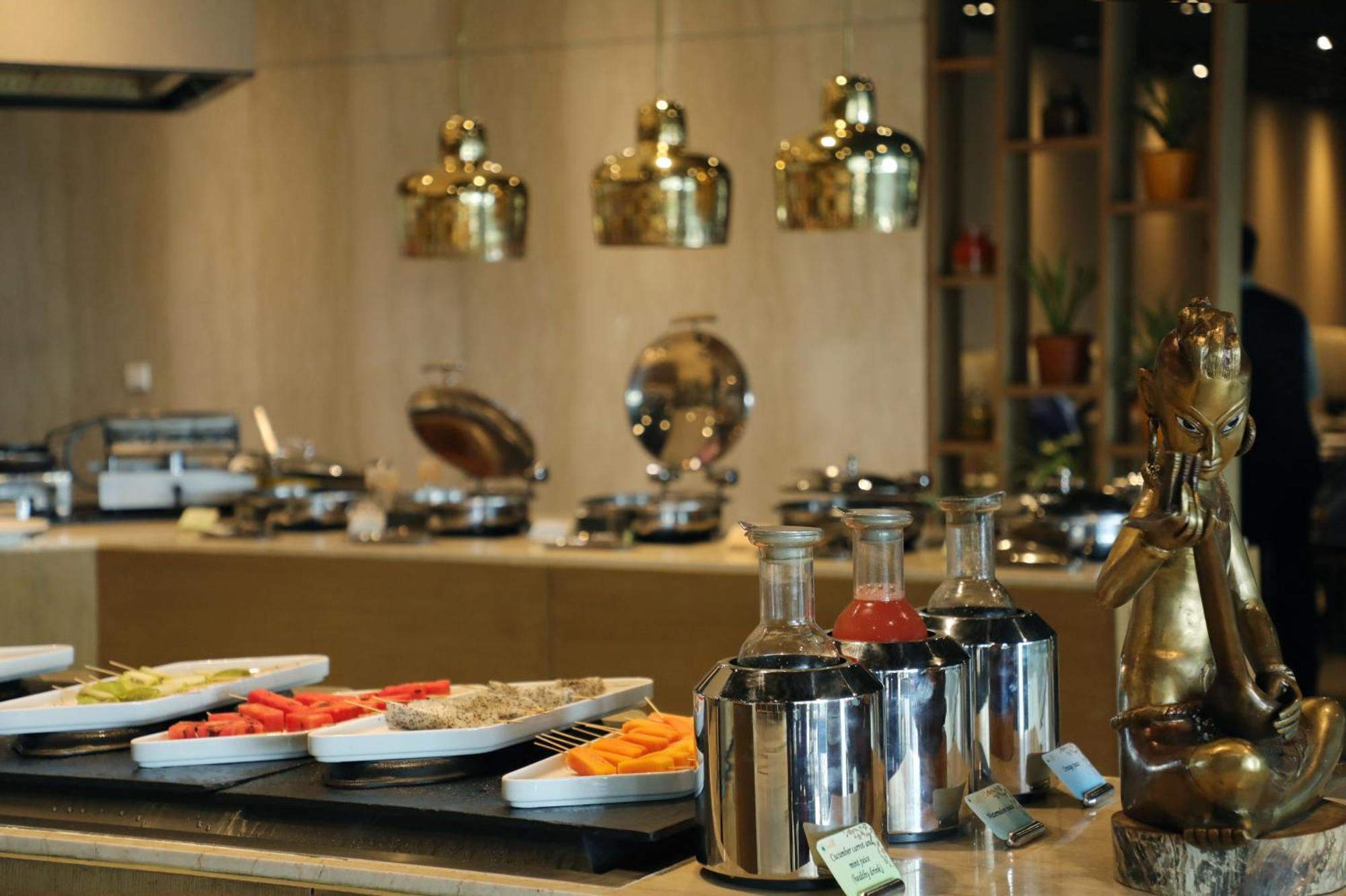 The Leela Ambience Convention Hotel Delhi New Delhi Exterior foto A buffet at a hotel