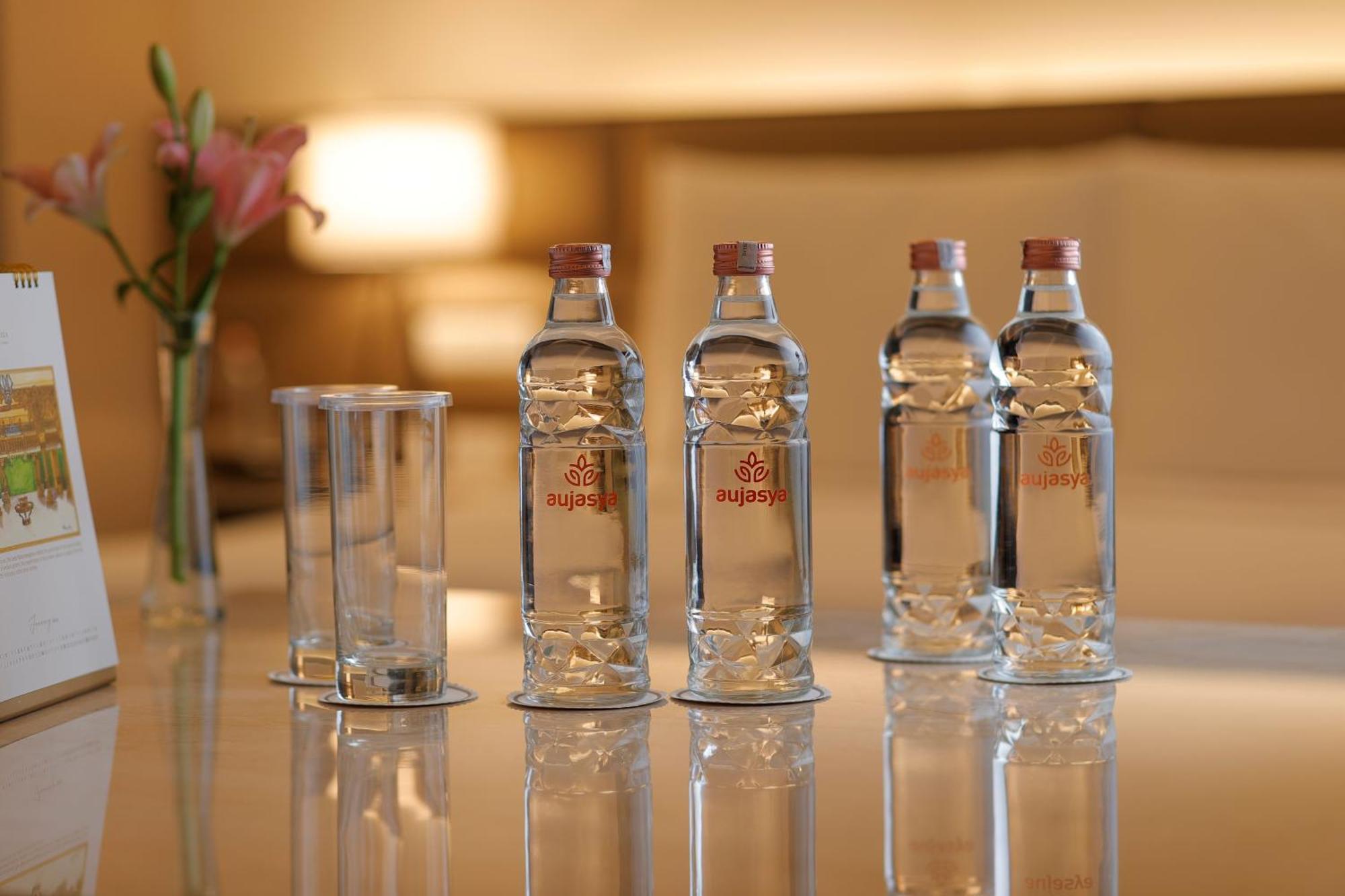The Leela Ambience Convention Hotel Delhi New Delhi Exterior foto Bottled water