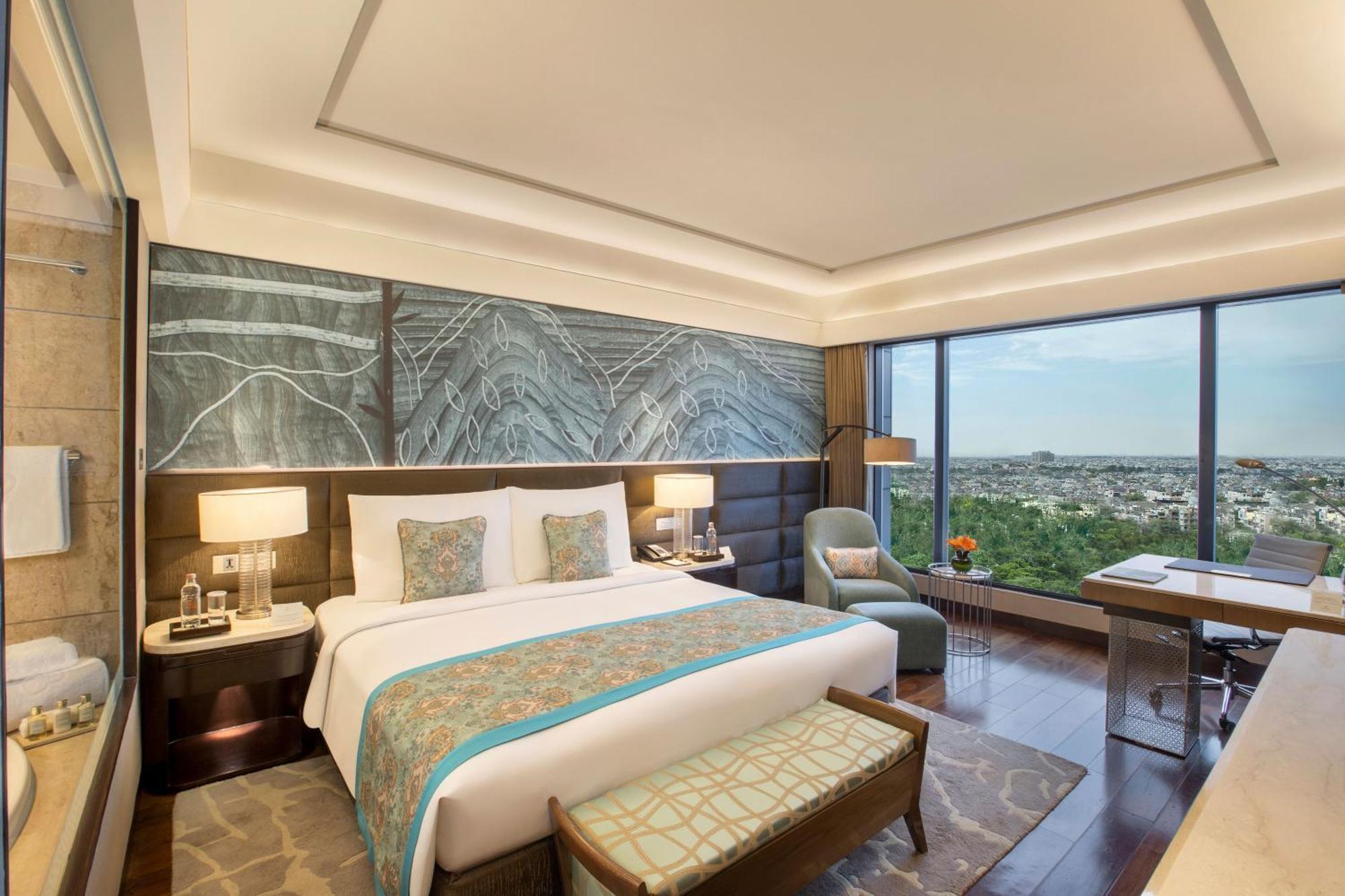 The Leela Ambience Convention Hotel Delhi New Delhi Exterior foto A room at the Taj Mahal Palace