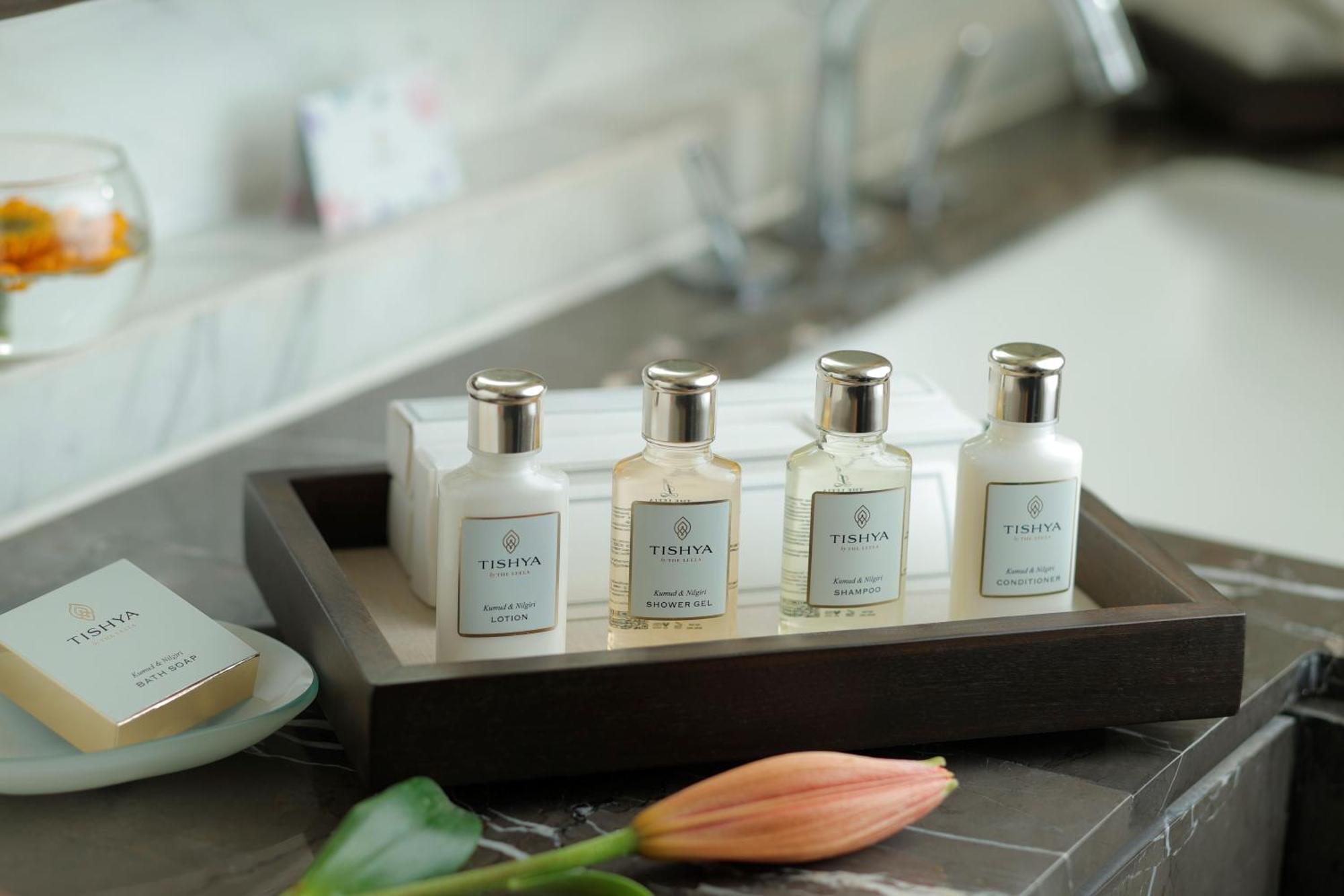 The Leela Ambience Convention Hotel Delhi New Delhi Exterior foto A selection of toiletries by ESPA