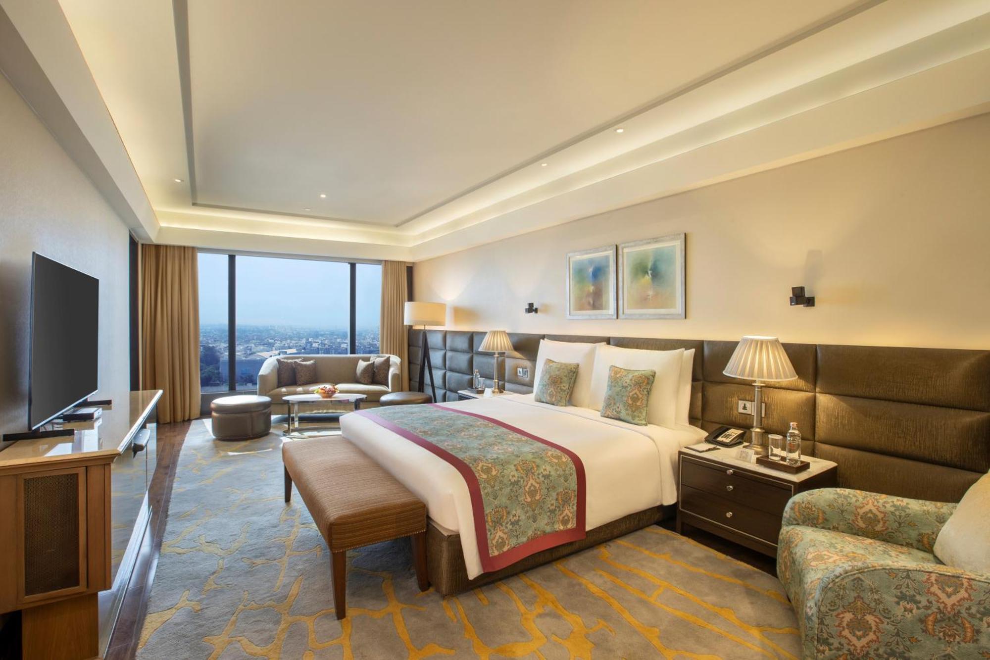 The Leela Ambience Convention Hotel Delhi New Delhi Exterior foto A suite at the Taj Bengal