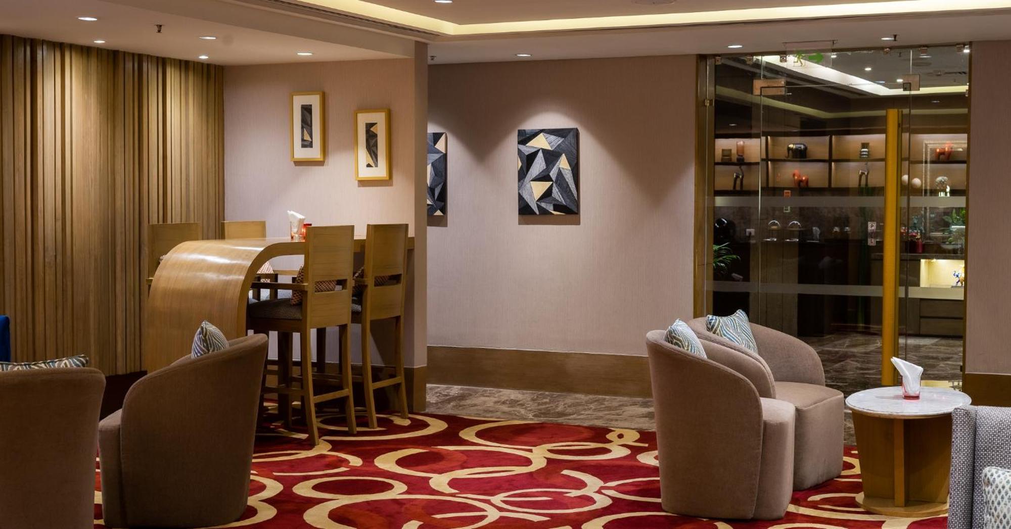 The Leela Ambience Convention Hotel Delhi New Delhi Exterior foto The interior of the lounge