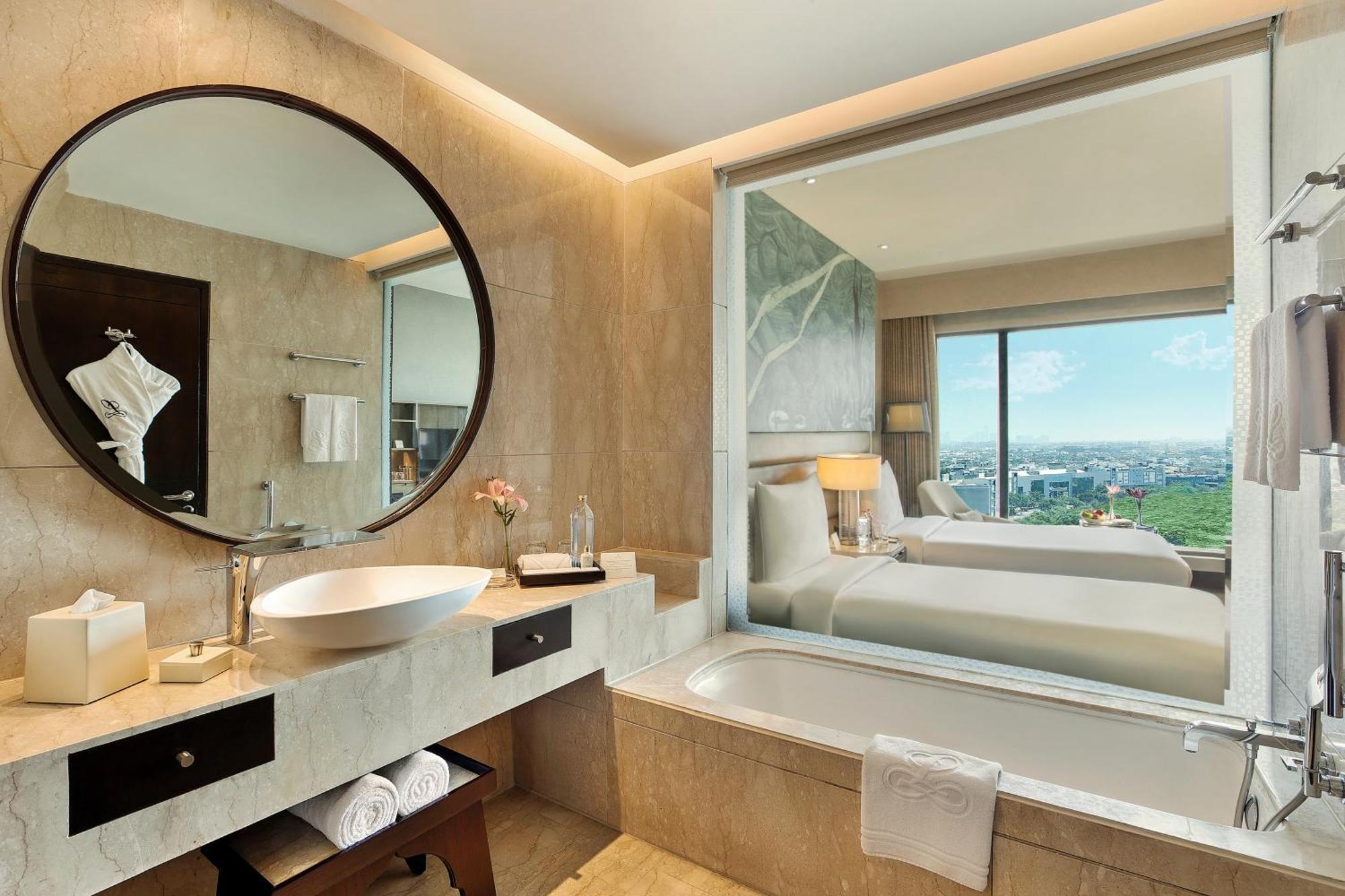 The Leela Ambience Convention Hotel Delhi New Delhi Exterior foto Bathroom