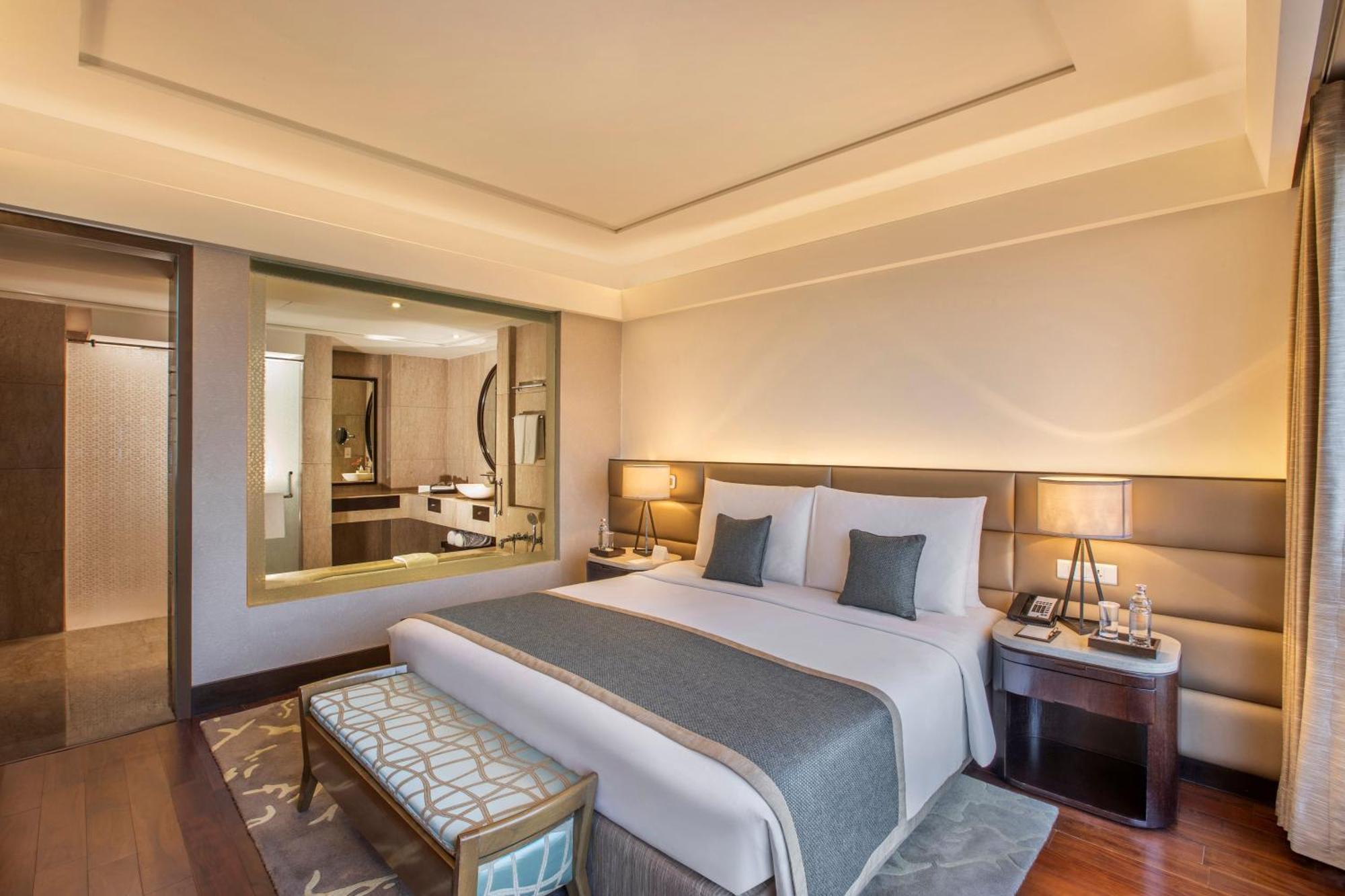 The Leela Ambience Convention Hotel Delhi New Delhi Exterior foto A bedroom at the Taj Mahal Palace