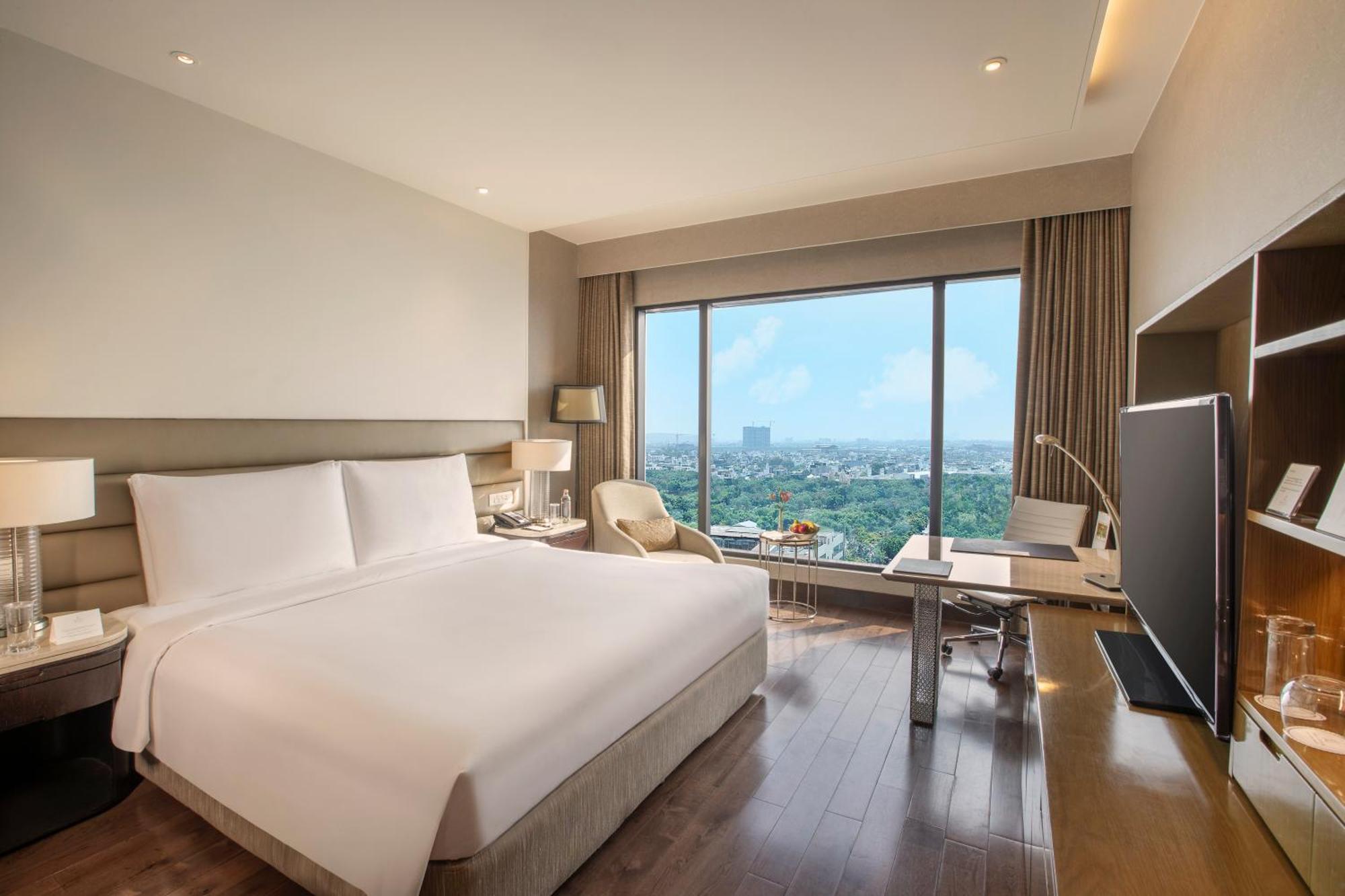 The Leela Ambience Convention Hotel Delhi New Delhi Exterior foto A room at the hotel