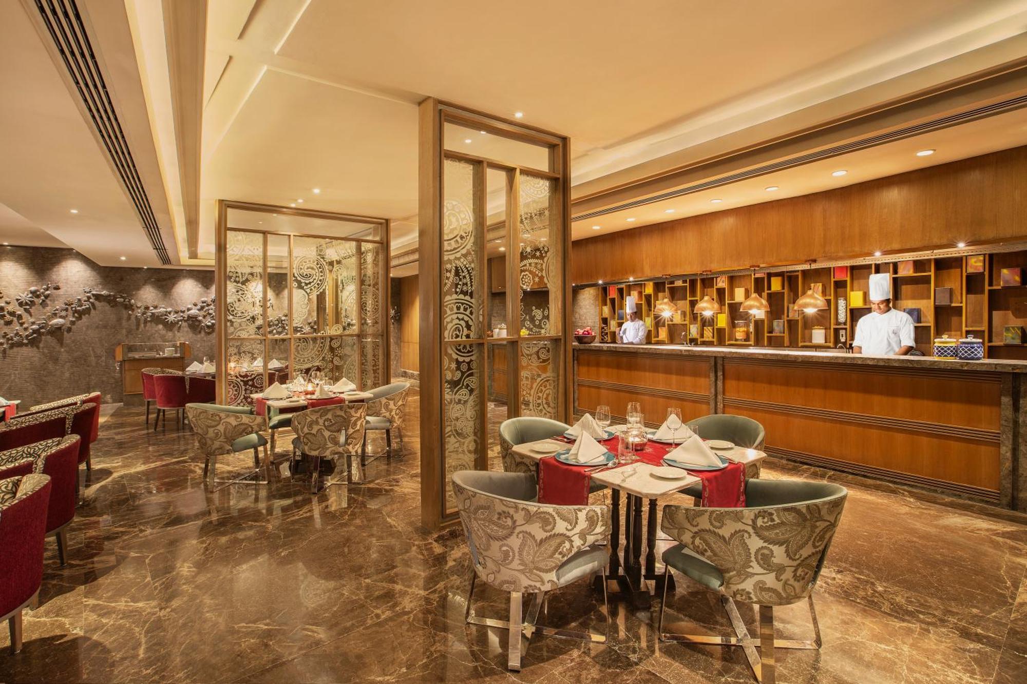The Leela Ambience Convention Hotel Delhi New Delhi Exterior foto The Bar