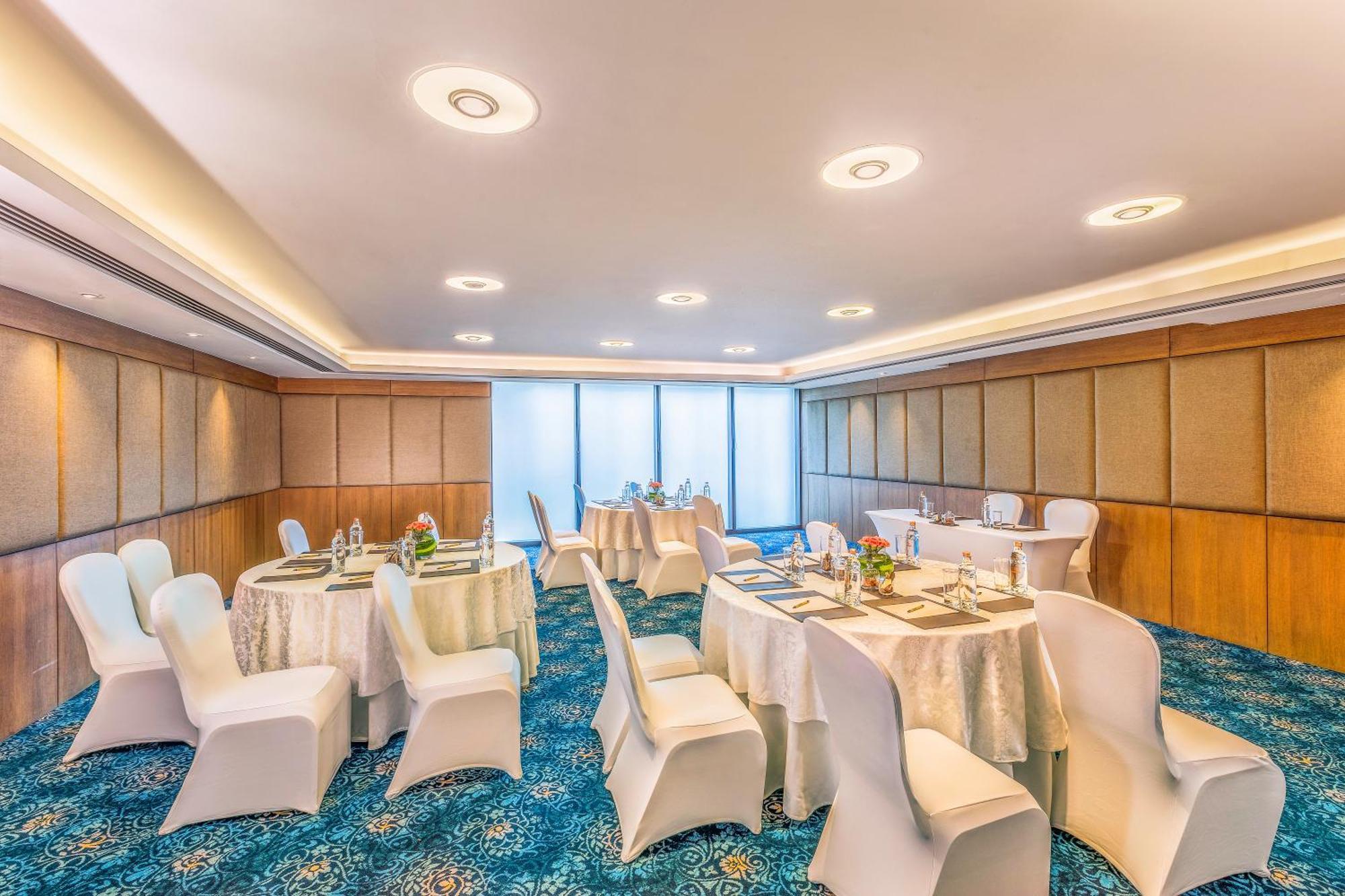 The Leela Ambience Convention Hotel Delhi New Delhi Exterior foto Meeting room