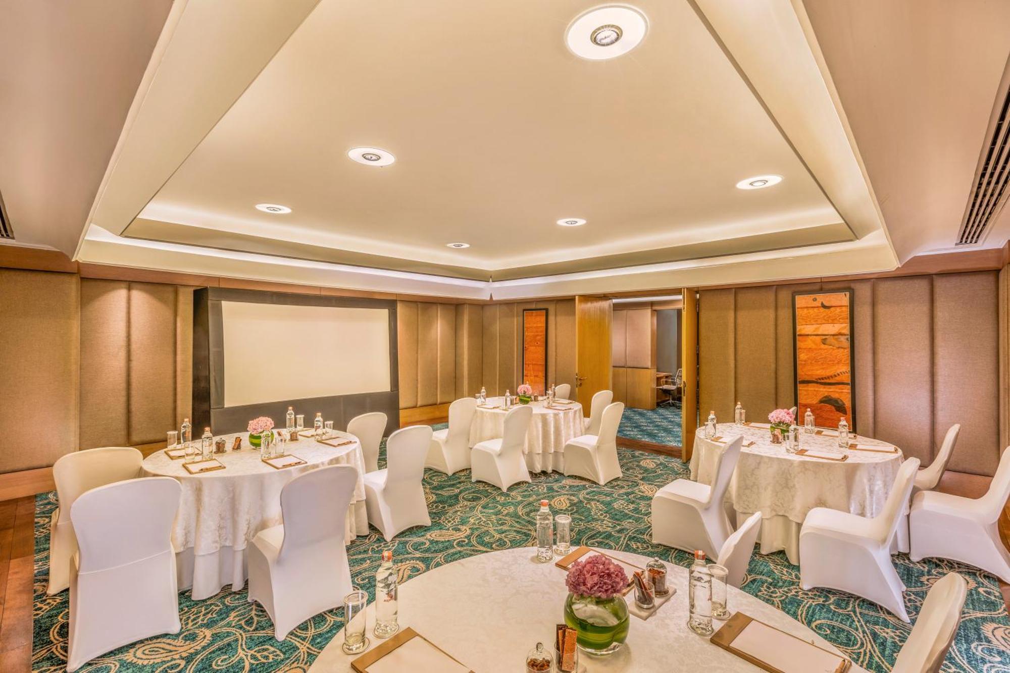 The Leela Ambience Convention Hotel Delhi New Delhi Exterior foto The Royal