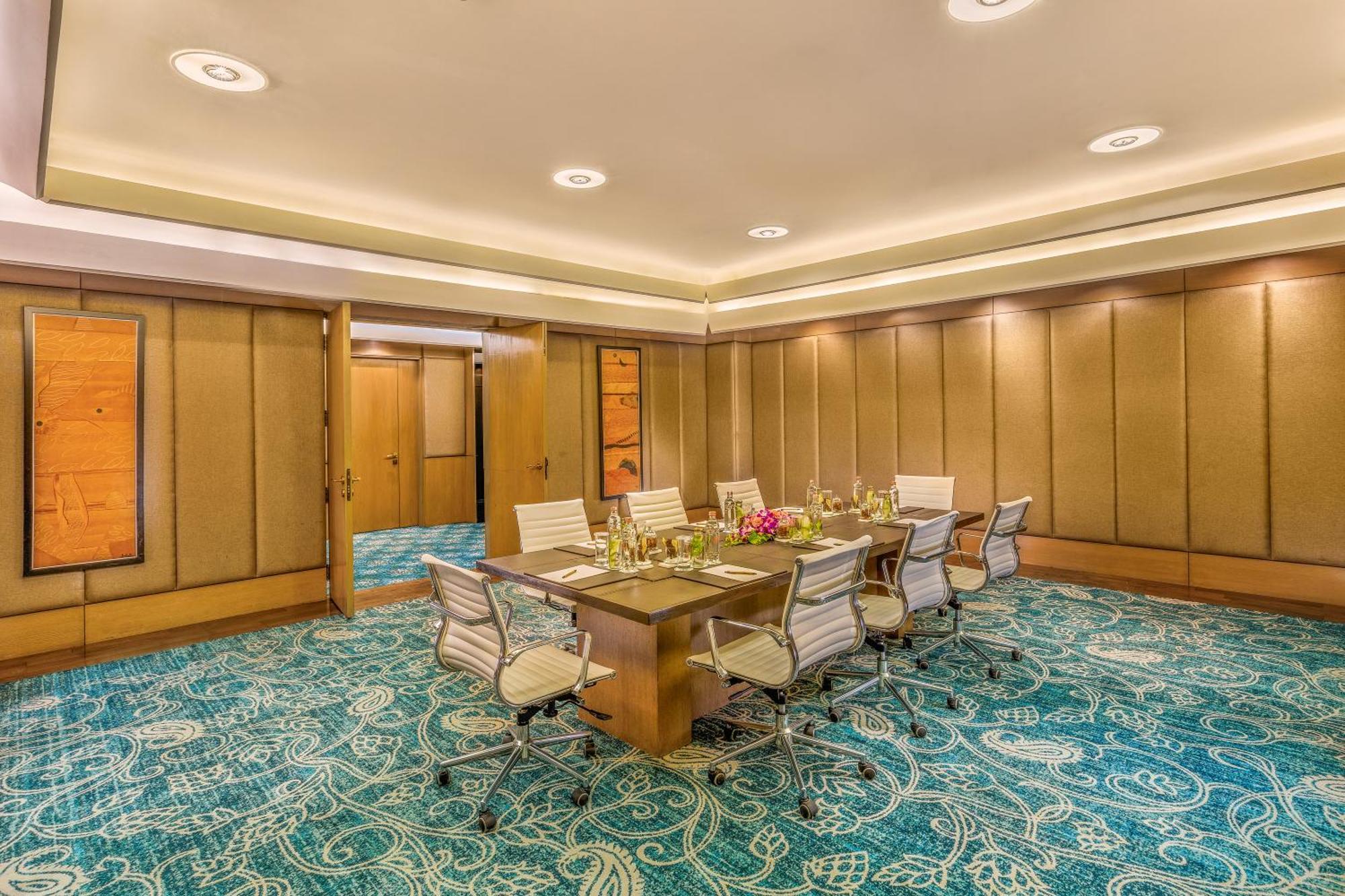 The Leela Ambience Convention Hotel Delhi New Delhi Exterior foto Meeting room at the hotel