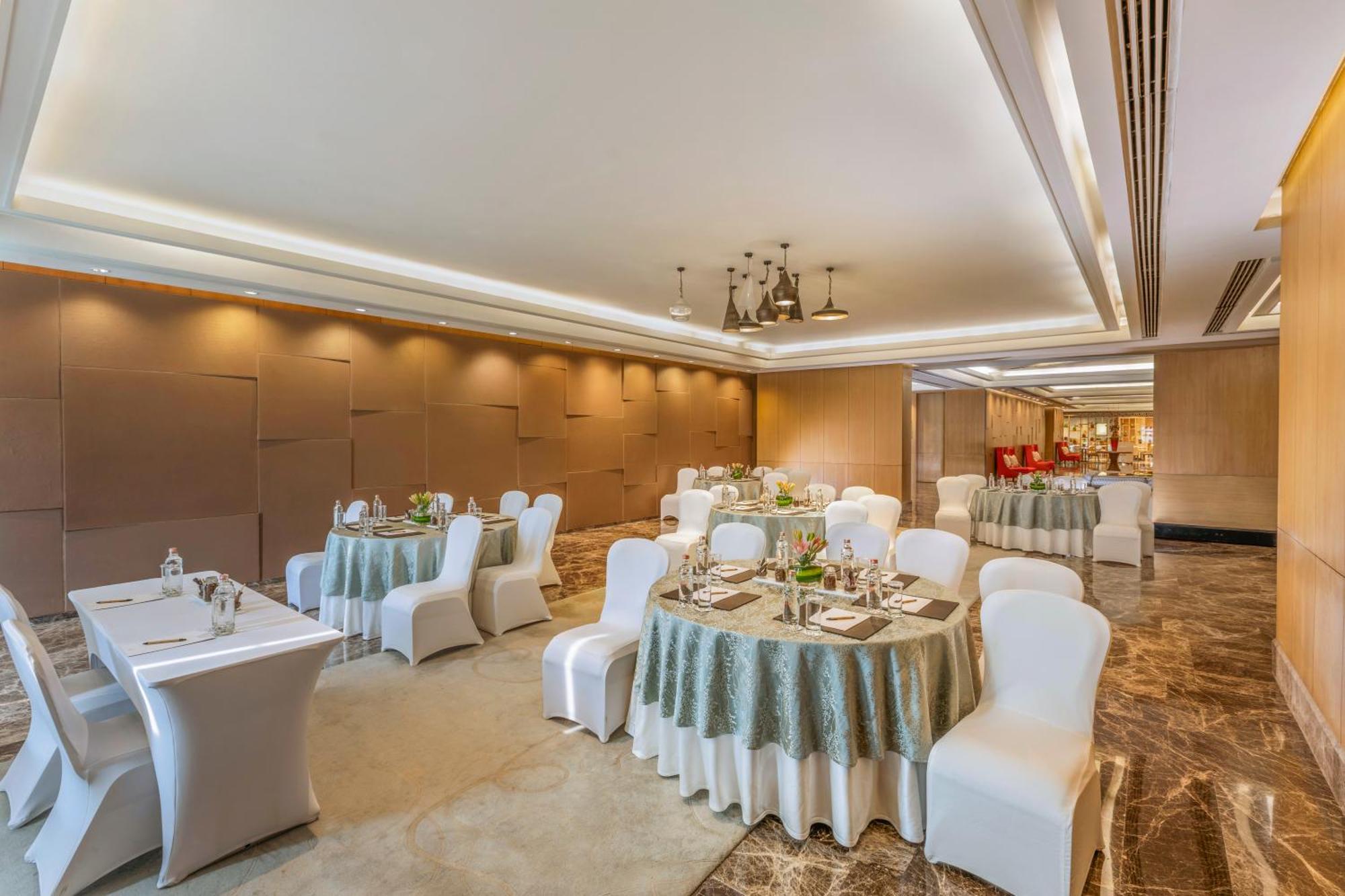 The Leela Ambience Convention Hotel Delhi New Delhi Exterior foto The Imperial Ball Room