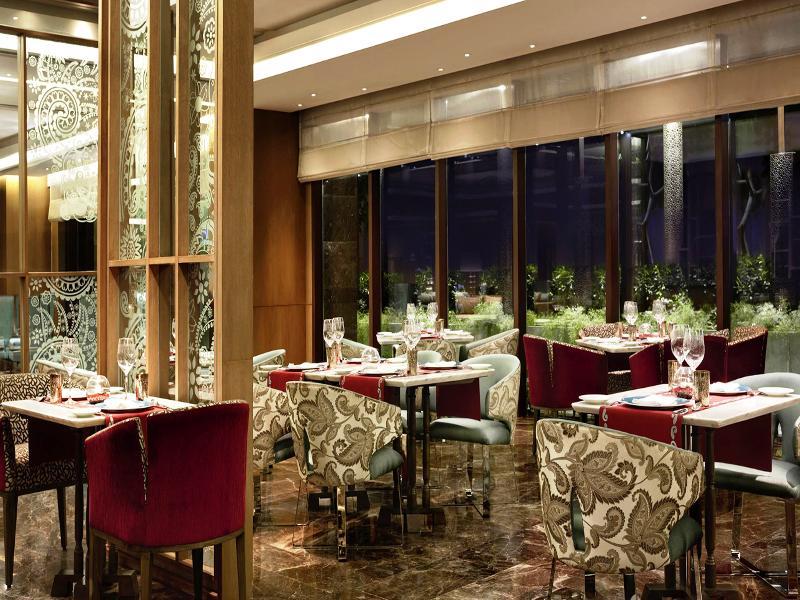 The Leela Ambience Convention Hotel Delhi New Delhi Exterior foto The restaurant