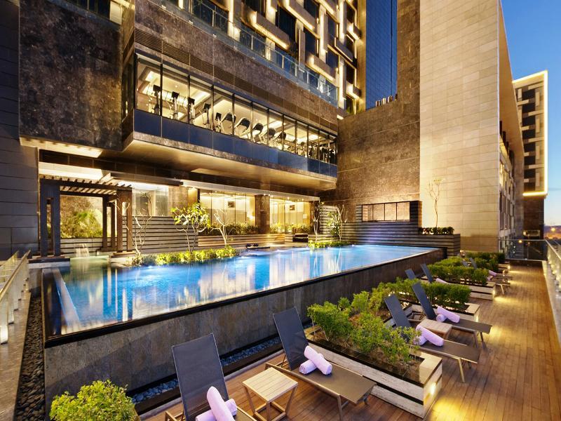 The Leela Ambience Convention Hotel Delhi New Delhi Exterior foto The swimming pool at the hotel
