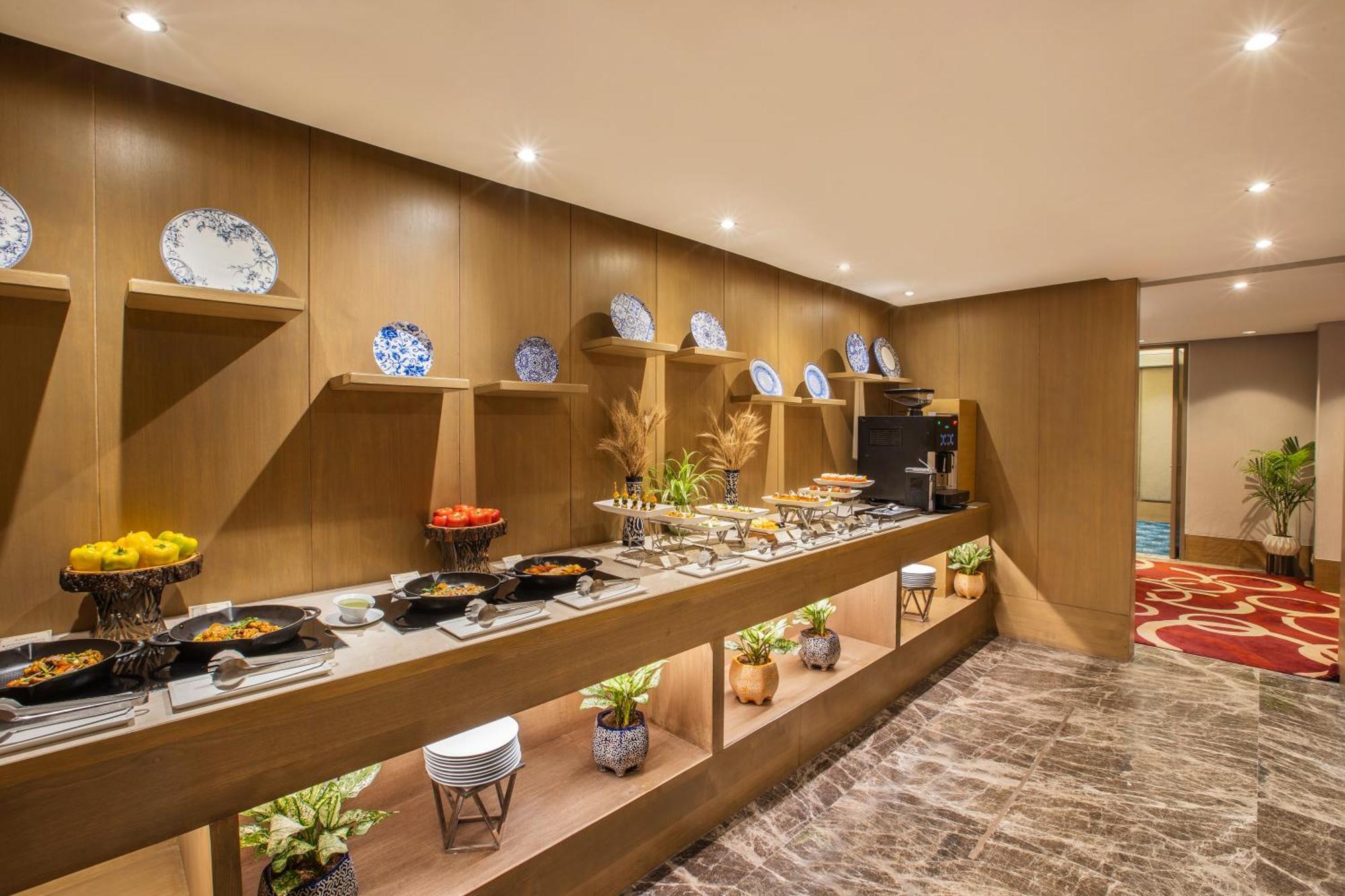 The Leela Ambience Convention Hotel Delhi New Delhi Exterior foto The Club Lounge at the hotel