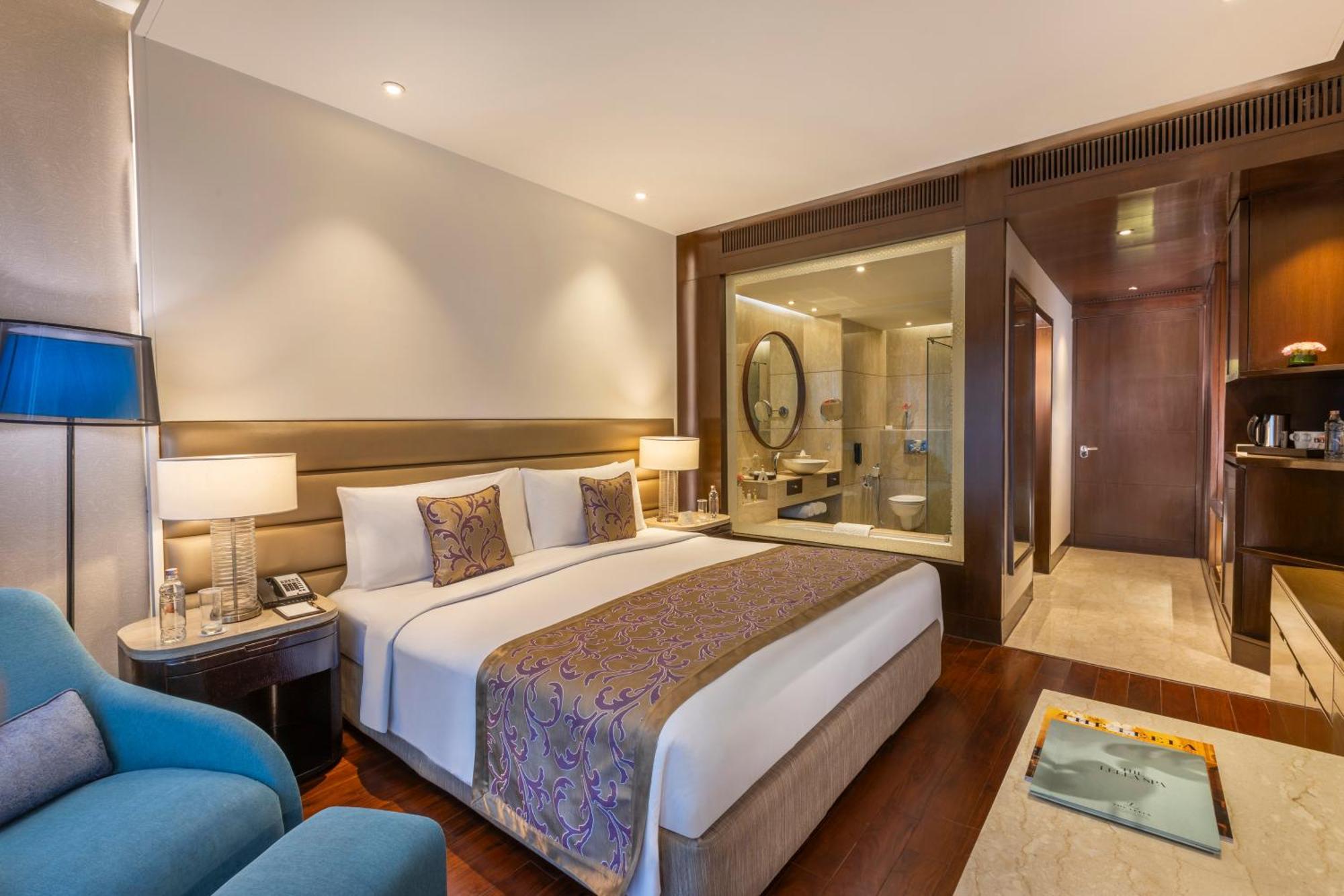 The Leela Ambience Convention Hotel Delhi New Delhi Exterior foto A room at the Taj Bengal