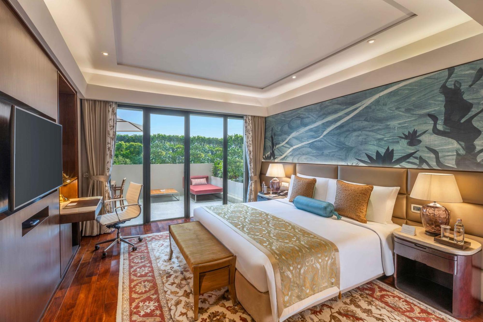 The Leela Ambience Convention Hotel Delhi New Delhi Exterior foto A bedroom at the hotel