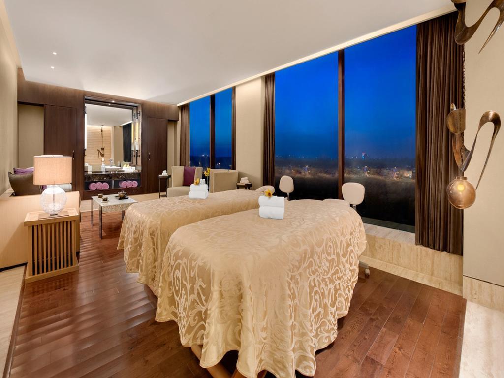 The Leela Ambience Convention Hotel Delhi New Delhi Exterior foto The Spa at The Ritz-Carlton, Dubai