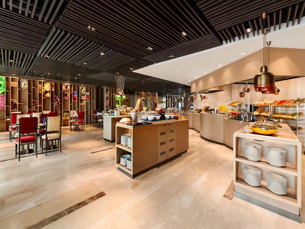 The Leela Ambience Convention Hotel Delhi New Delhi Exterior foto The restaurant