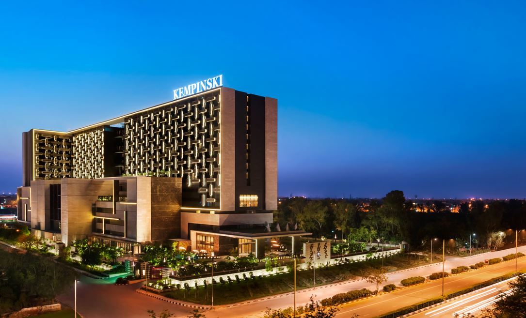 The Leela Ambience Convention Hotel Delhi New Delhi Exterior foto The Kempinski Hotel, Islamabad