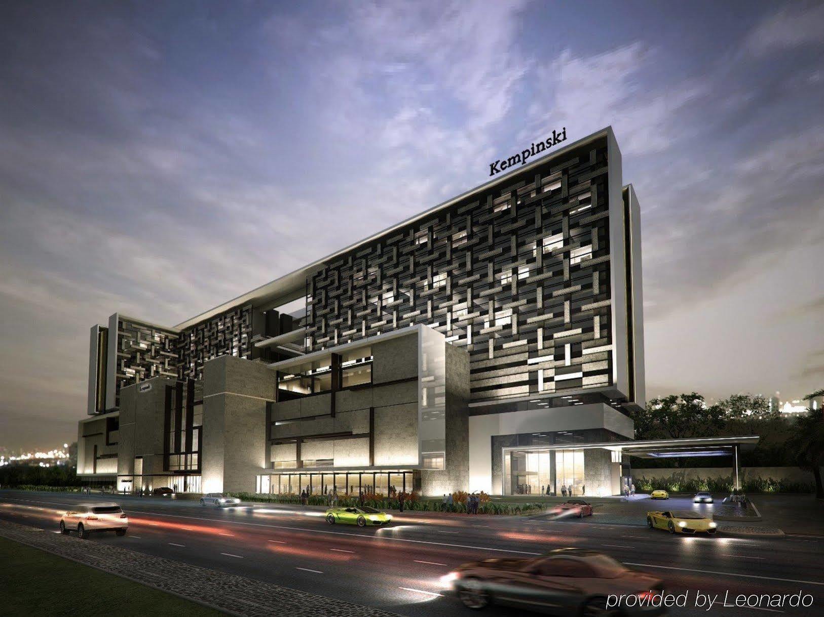 The Leela Ambience Convention Hotel Delhi New Delhi Exterior foto The hotel in 2012