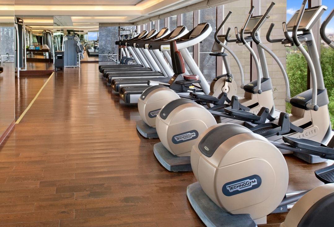 The Leela Ambience Convention Hotel Delhi New Delhi Exterior foto The gym at the Westin