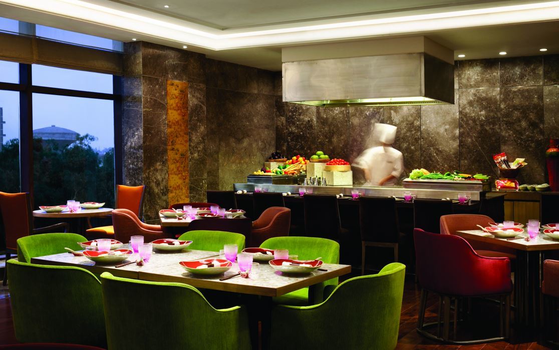 The Leela Ambience Convention Hotel Delhi New Delhi Exterior foto The restaurant