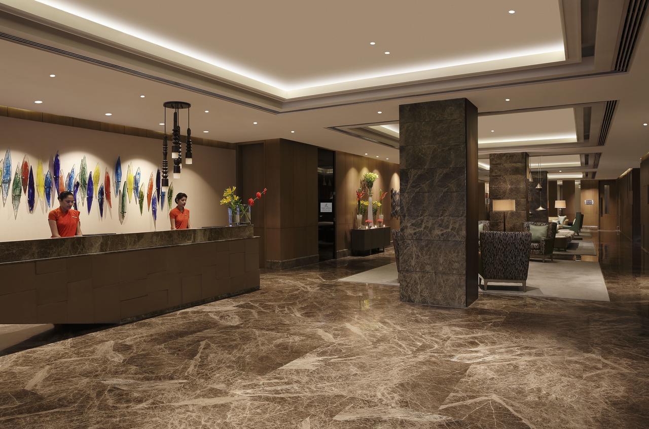 The Leela Ambience Convention Hotel Delhi New Delhi Exterior foto The lobby of the hotel
