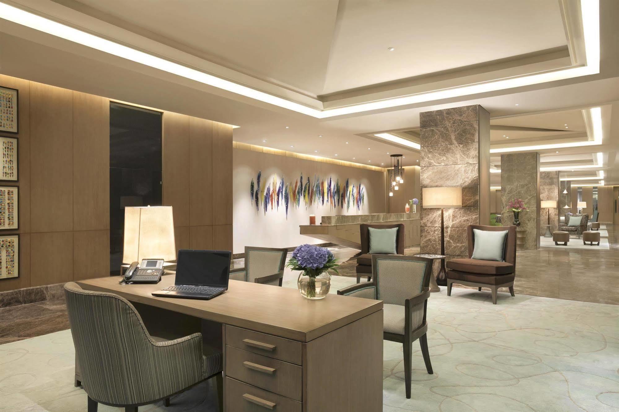 The Leela Ambience Convention Hotel Delhi New Delhi Exterior foto The Concierge
