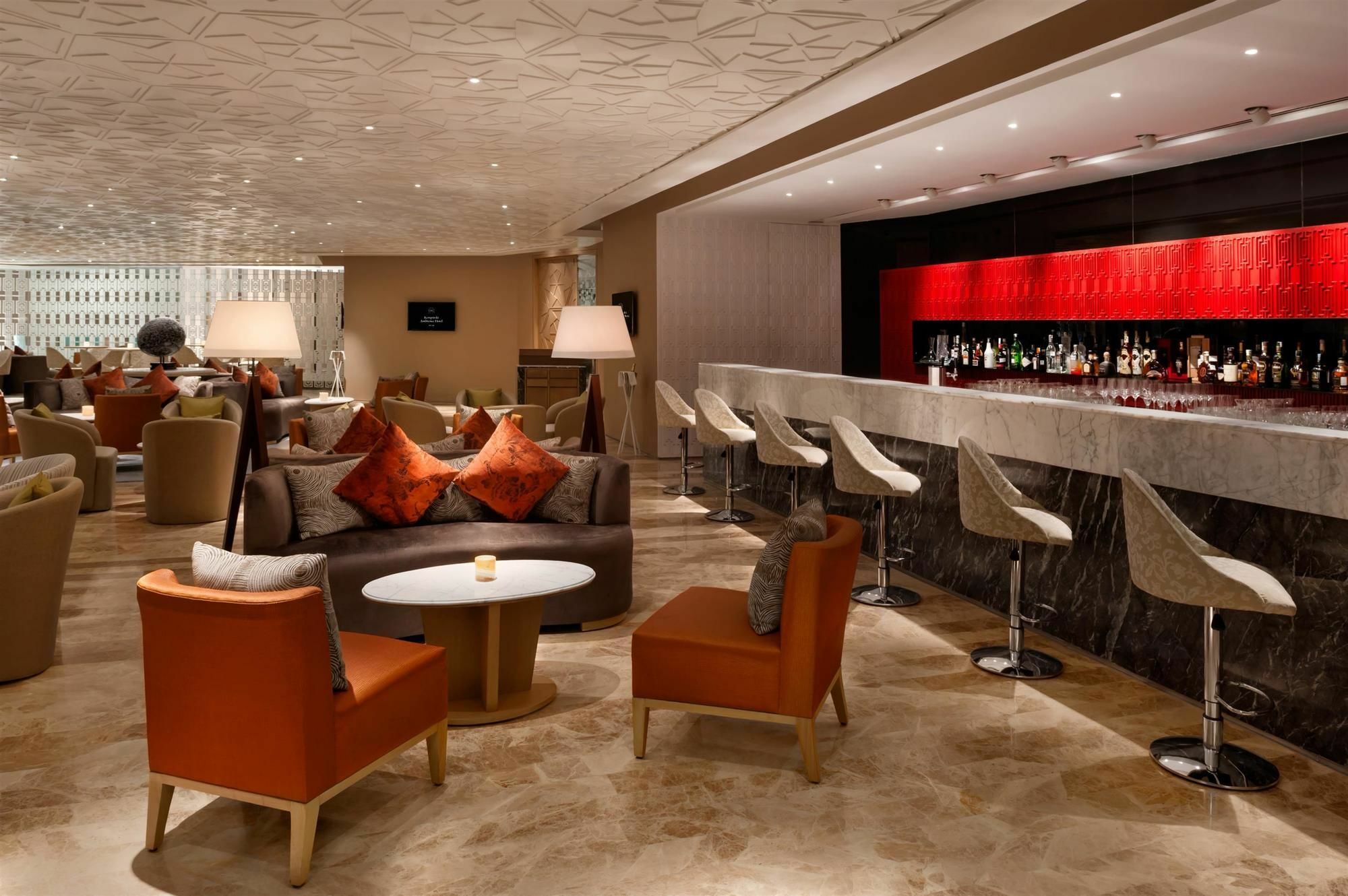 The Leela Ambience Convention Hotel Delhi New Delhi Exterior foto The bar at the lounge